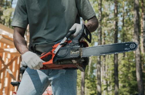Pilarki akumulatorowe – praktyczne narzędzie do ogrodu i wokół domu